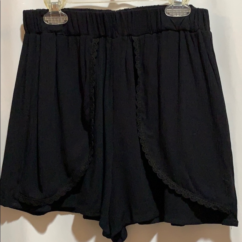 JELLA C. BLACK SHORTS SZ SM RAYON